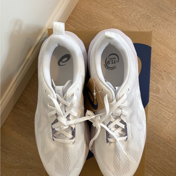 NIB ASICS Novablast 5 Sz 10 - Picture 2 of 6